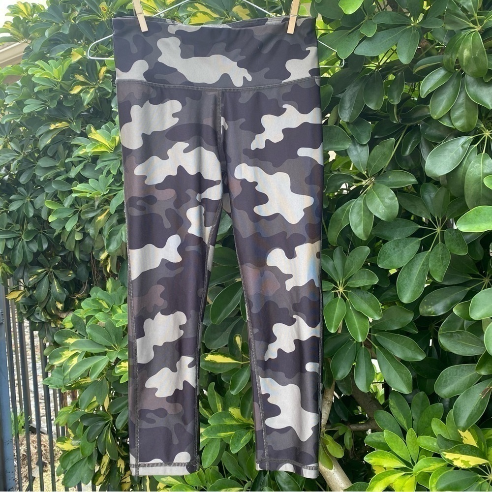Mid-rise Camo Performance Capri XS Cropped Active Leggings Tan & Dark Brown